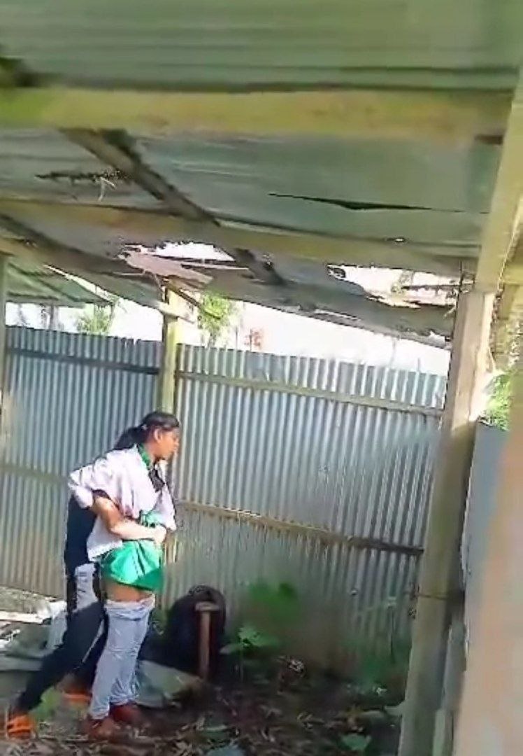 স্কুলের ছাত্রছাত্রী পালিয়ে ঘরের চিপায় গিয়ে আকাম করার সময় অন্য একজন ভিডিও করে ভাইরাল করে দেয় 🥵