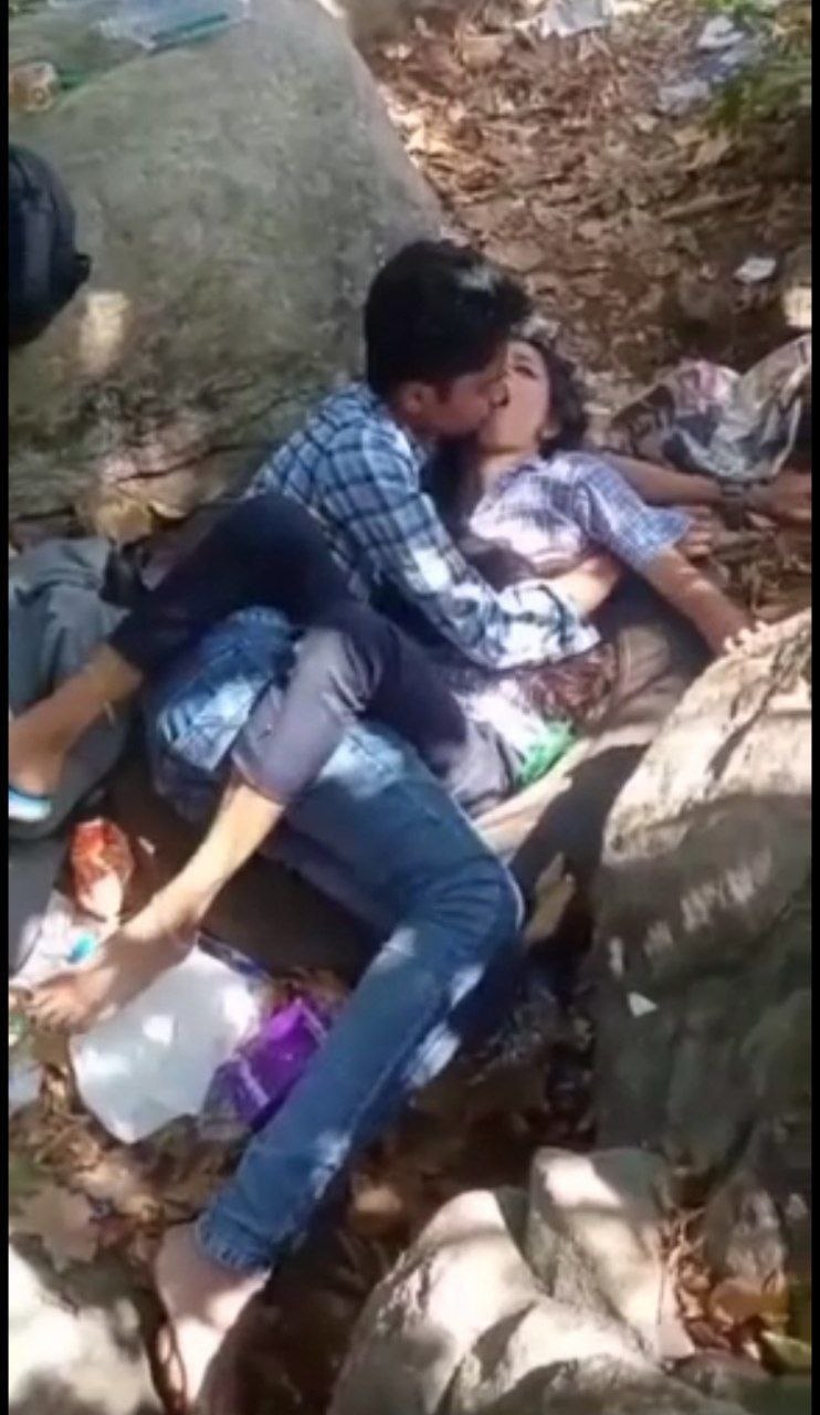 গার্লফ্রেন্ডকে জঙ্গলে নিয়ে চিপায় ফেলে ইচ্ছামতো ঠাপানো ভিডিও ভাইরাল 👍😍